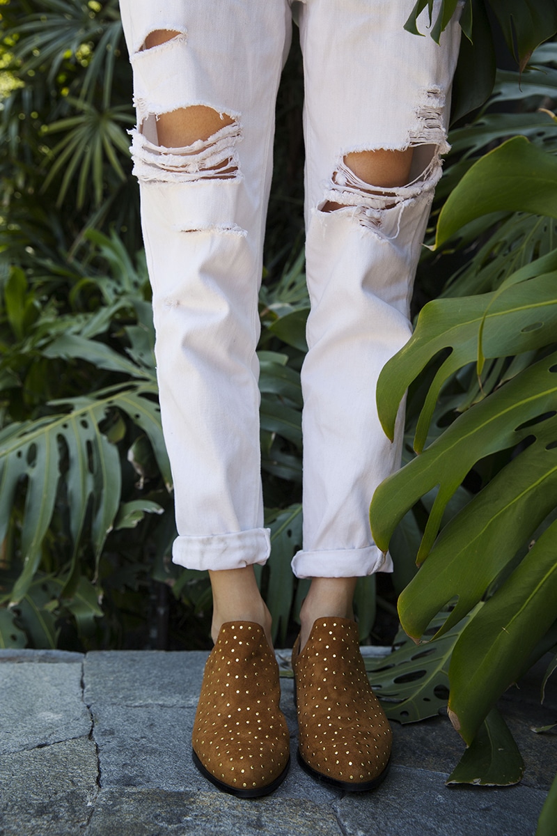 Louise Roe | Camel Suede Jacket & White Boyfriend Jeans | Neutral Summer Look | Front Roe 6