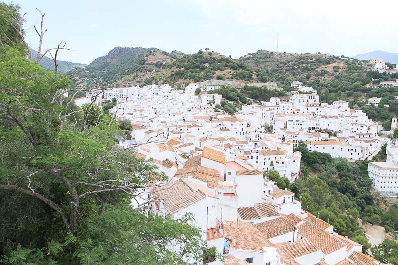 Louise Roe - what to wear when you are sightseeing - travel diary from Casares Village Spain - Front Roe lifestyle and fashion blog 6
