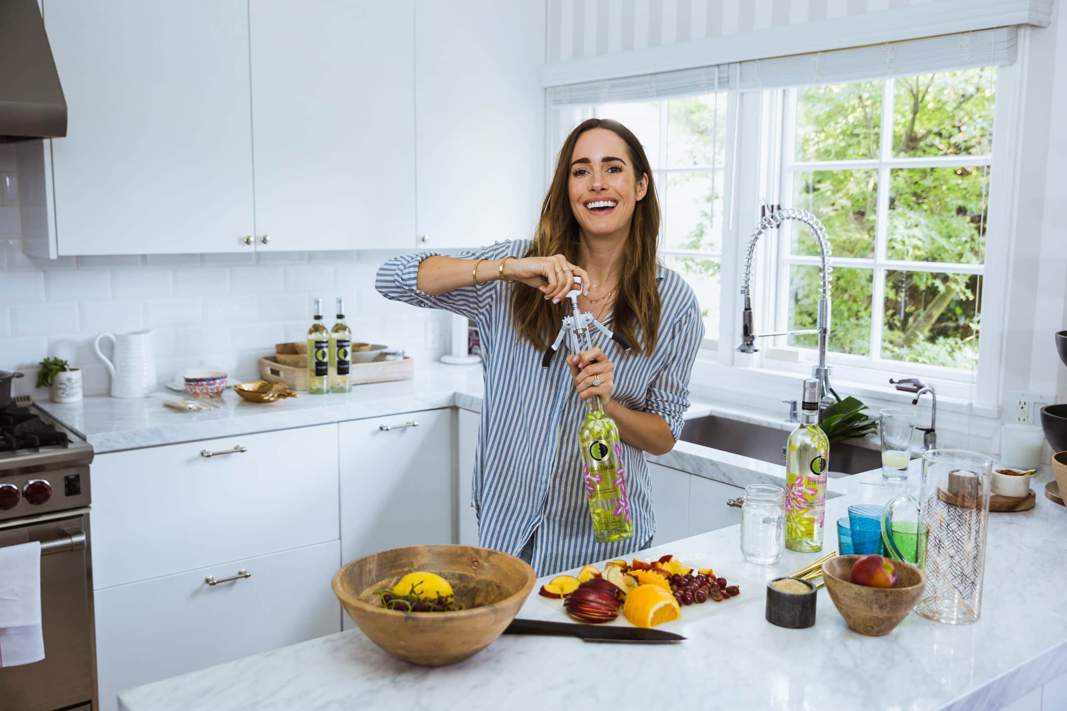 Louise Roe making a Slim Aarons inspired summer party peach sangria recipe in LA