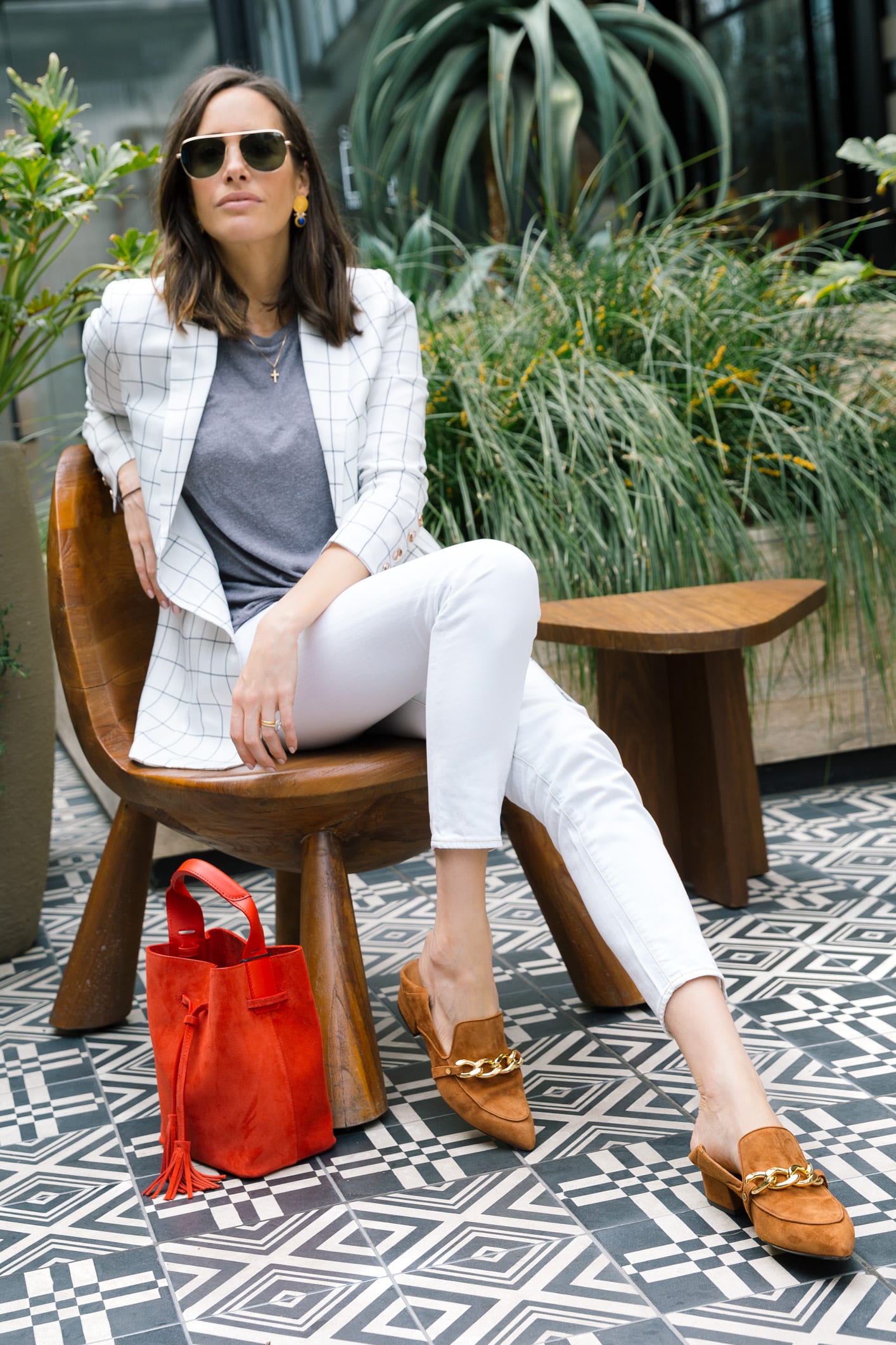 Louise Roe Wearing Spring Wardrobe Staples Chriselle Lim Blazer White Jeans And Flats