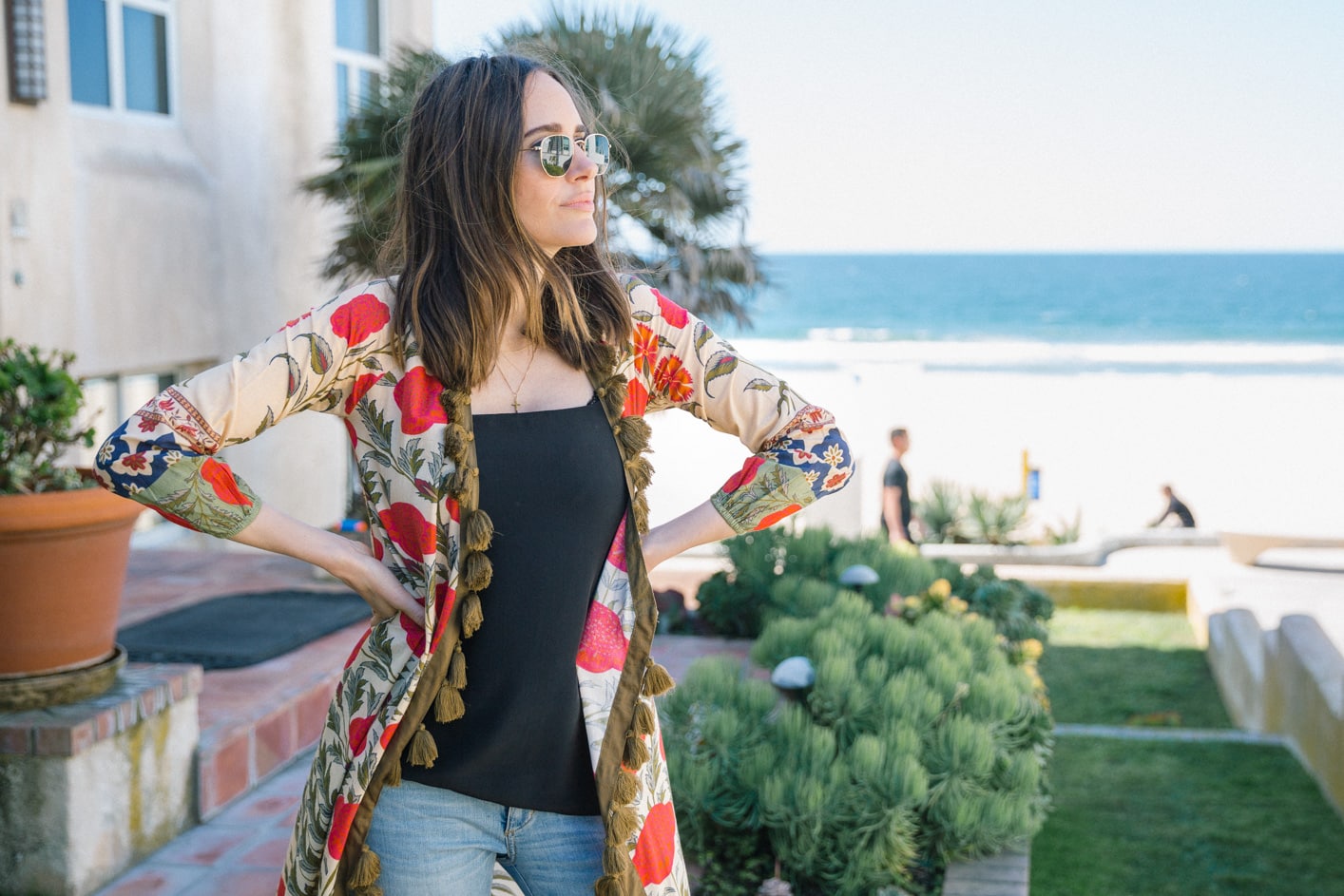 Louise Roe wearing printed kimono jeans and who what wear mules